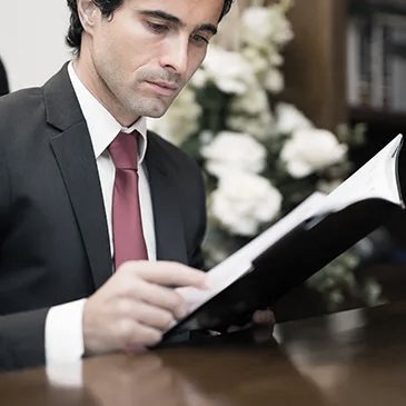 Functionar examinand documentatia pentru eliberarea unui certificat de deces. Intocmirea si depunerea dosarului se fac in termen de 3 zile.