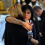 Sprijin afectiv si suport emotional: consiliera agentiei imbratiseaza o femeie plangand.