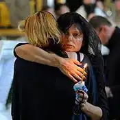 Sprijin afectiv si suport emotional: consiliera agentiei imbratiseaza o femeie plangand.