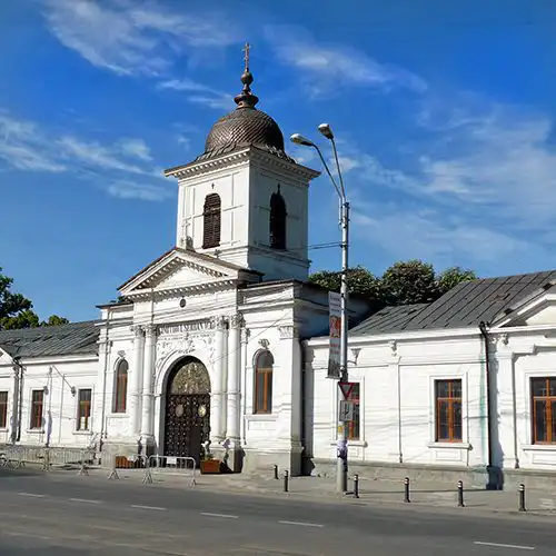 Intrarea in cimitirul Bellu. Cimitirul preferat de peste 100 de ani de elite si persoane foarte pretentioase , dar cu preturi pe masura.
