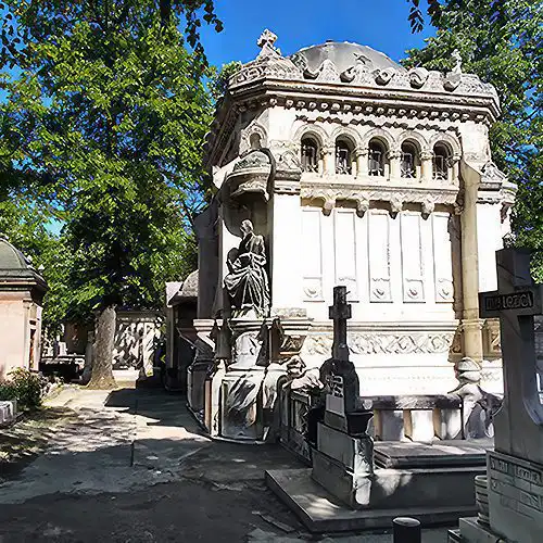 "Vand loc de veci in cimitirul Bellu, 4000 euro, suprafata 3mp, figura 102, pret negociabil." Anunt de vanzare loc de veci cimitirul Bellu, pentru cei cu dare de mana.